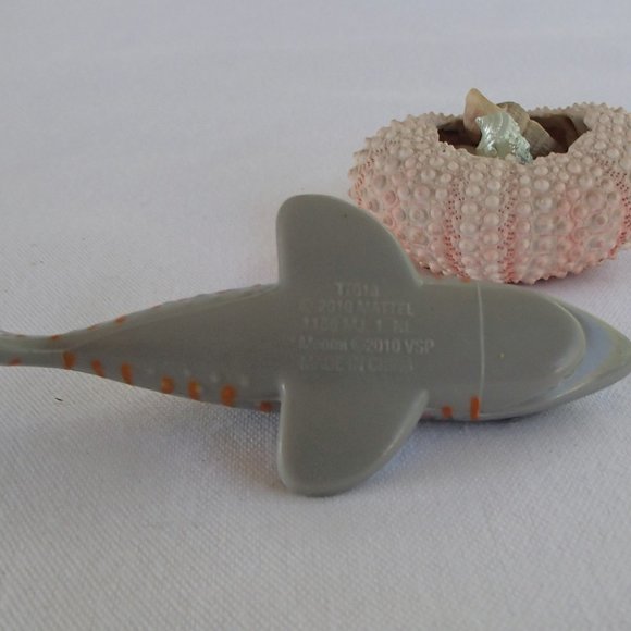Dollhouse Mini Rare Barbie Mattel Shark 2010 T7018 AND Sea Urchin With Seashells - Picture 7 of 16